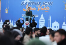universite kampusunde ak parti iftari IrZmFEZR