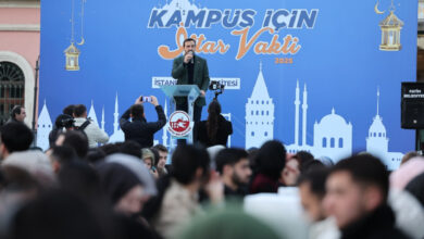 universite kampusunde ak parti iftari IrZmFEZR