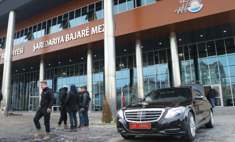 Van Büyükşehir Eşbaşkanları: Kayyım yağmaya başladı 1 van buyuksehir esbaskanlari kayyim yagmaya basladi vErsBvJt