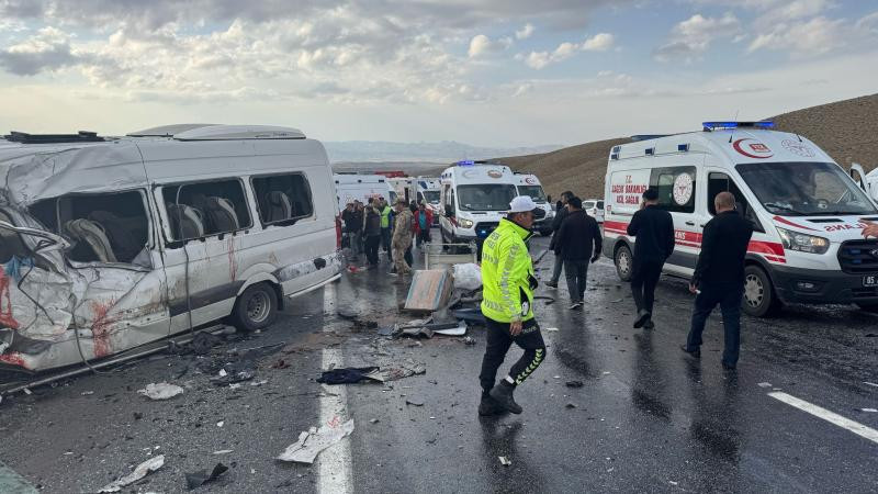 vanda kaza minibus ile kamyonet carpisti 6 olu 8 yarali 0 lQ7Ei1iU