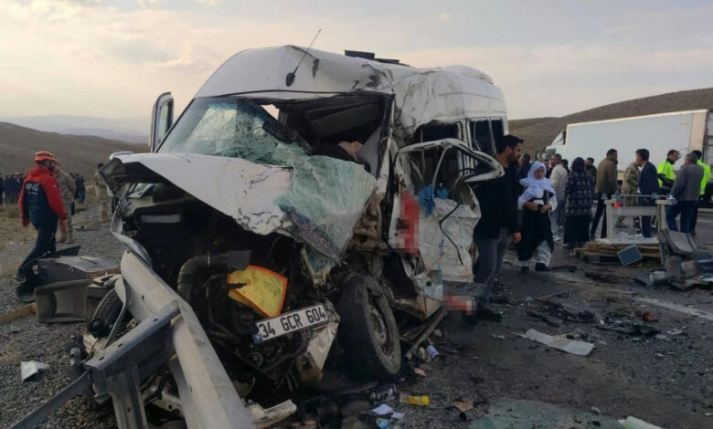 vanda kaza minibus ile kamyonet carpisti 6 olu 8 yarali HHOiBS3I