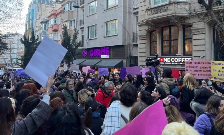 Yasak kararı ve barikata rağmen kadınlar Taksim'de toplanıyor 1 yasak karari ve barikata ragmen kadinlar taksimde toplaniyor zd2dOy9L