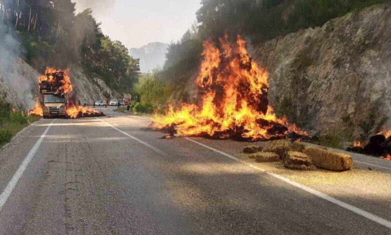 Adana’da yol ortasında yangın! Saman Balyası yüklü araç küle döndü 1 adanada yol ortasinda yangin saman balyasi yuklu arac kule dondu 93IywbVR