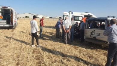 adiyamanda takla atan arac tarlaya uctu 2 yarali 67HyJREv