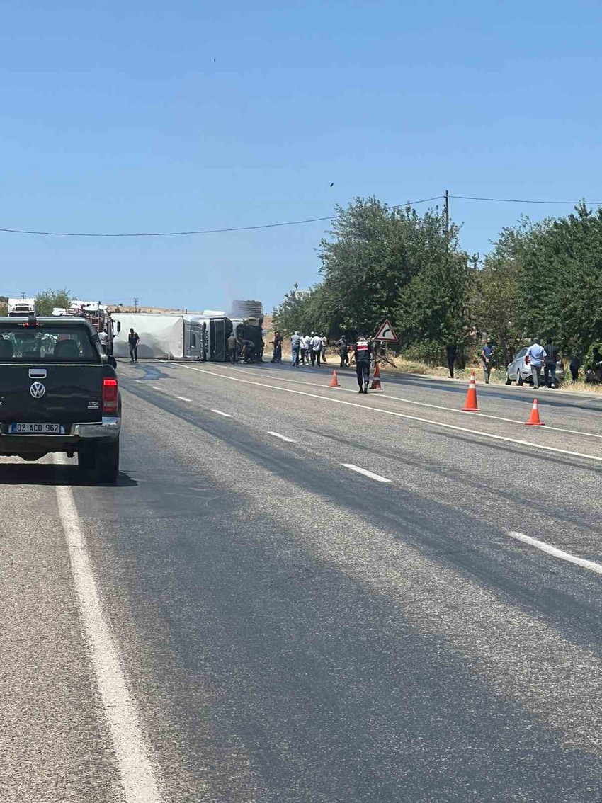 adiyamanda tir devrildi alev alev yandi sans eseri can kaybi yok 0 GFiAlbaq