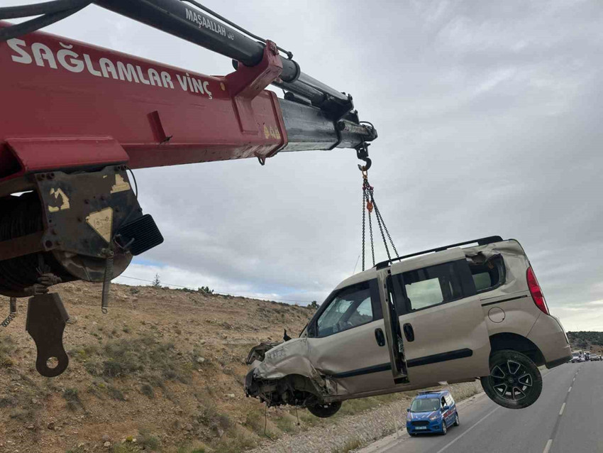 afyonkarahisarda feci kaza refuje giren hafif ticari aracta 3 kisi yaralandi 0 awtSQ5Er