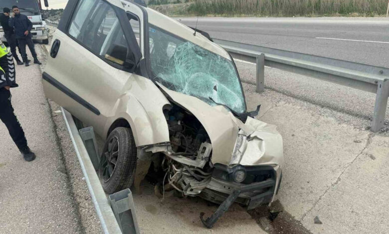Afyonkarahisar’da feci kaza: Refüje giren hafif ticari araçta 3 kişi yaralandı 1 afyonkarahisarda feci kaza refuje giren hafif ticari aracta 3 kisi yaralandi WyZhVPeB