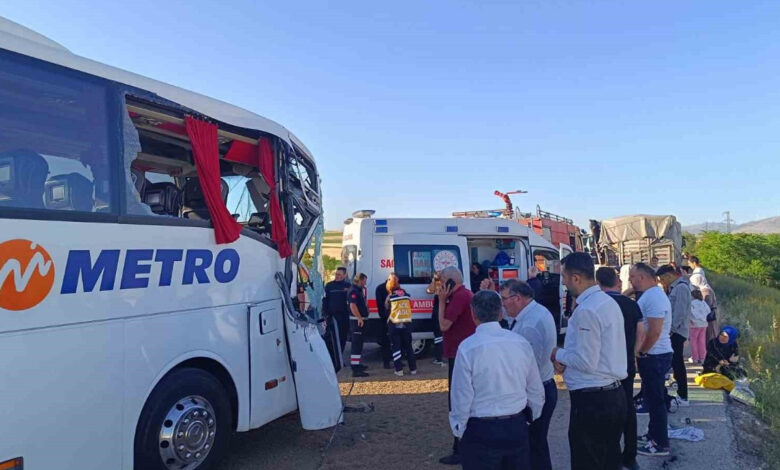 afyonkarahisarda zincirleme kaza 24 yarali GDNGuq2n