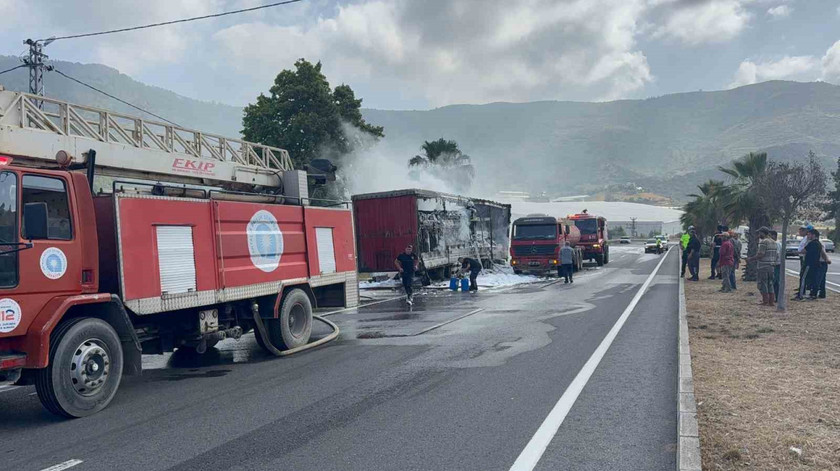 antalyada alev alev yanan tir panigi surucunun hamlesi hayat kurtardi 0 2hvfpO8a