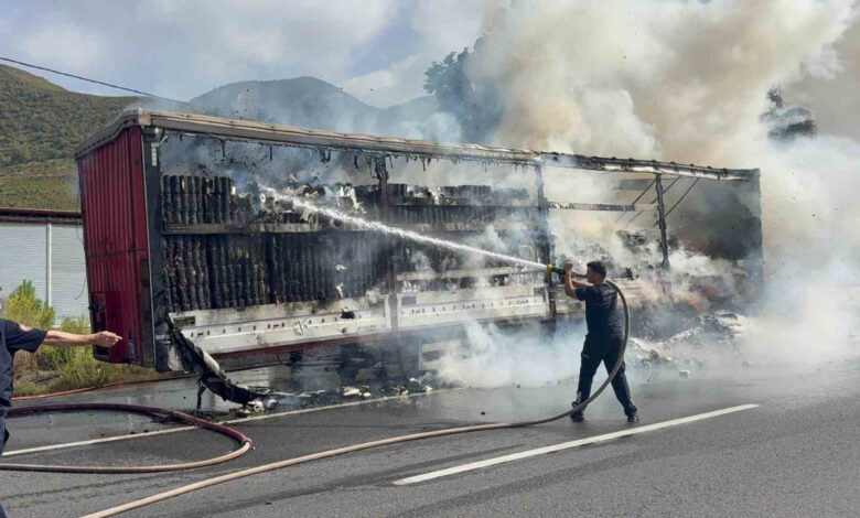 Antalya’da alev alev yanan tır paniği: Sürücünün hamlesi hayat kurtardı! 1 antalyada alev alev yanan tir panigi surucunun hamlesi hayat kurtardi yFrinPeW