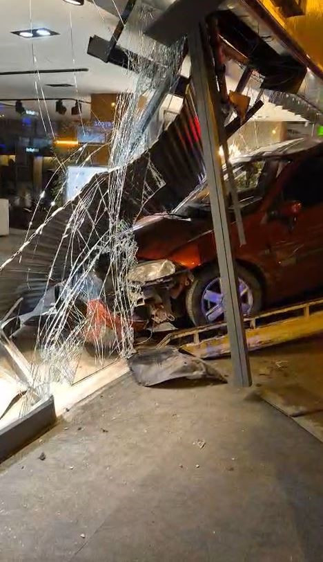 avcilarda makas faciasi otomobil mobilya magazasina daldi surucu kacti 0 meSBMjA6