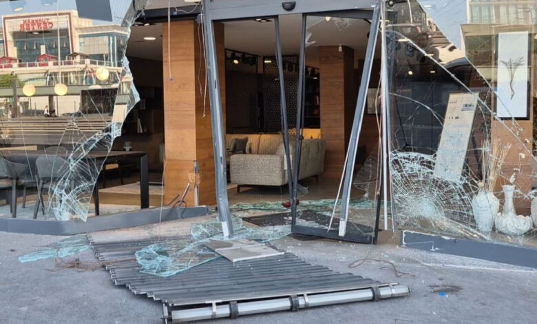 Avcılar’da makas faciası: Otomobil mobilya mağazasına daldı, sürücü kaçtı 1 avcilarda makas faciasi otomobil mobilya magazasina daldi surucu kacti Y7k4Dxfg