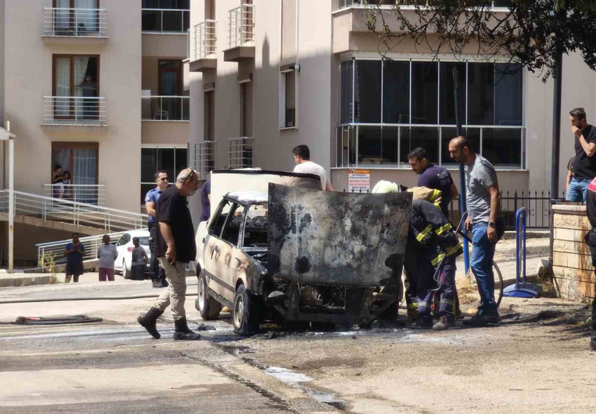 bakkala gitti dondugunde araci yaniyordu tuncelide korkutan yangin 0 lRHVOM3I