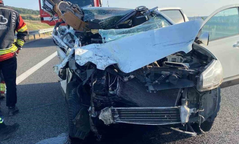 balikesirde feci kaza otomobil tira carpti 2 olu 2 yarali VdhSVkvJ