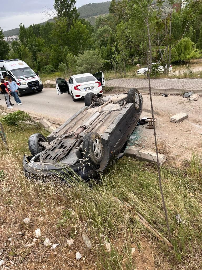 bilecikte feci kaza takla atan otomobilden 3 yarali cikti 0 lzUfAgLs