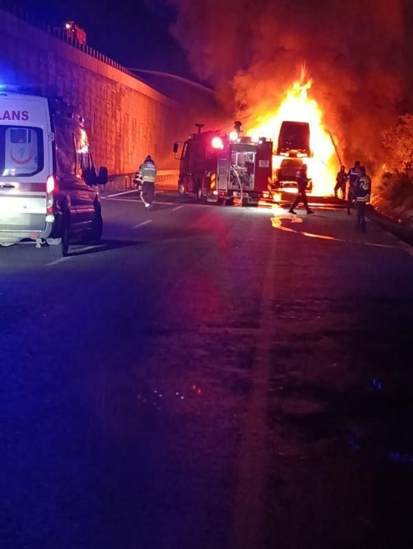 bilecikte tir alev aldi sifir araclar kule dondu 0 lSqEKwcP