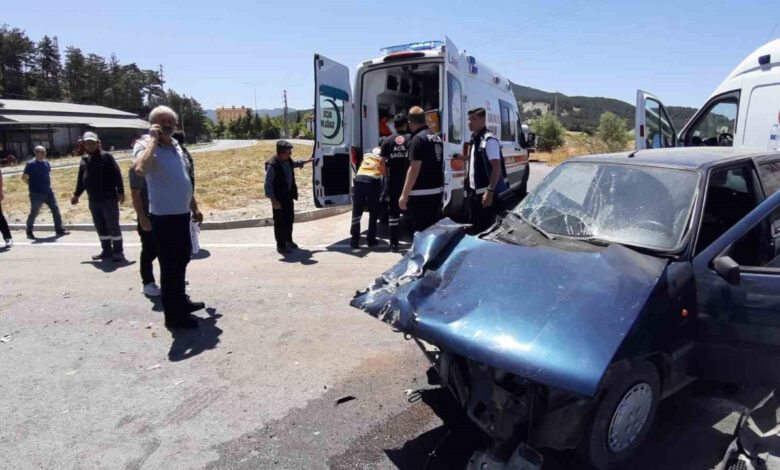 Bolu Mudurnu’da kavşakta kaza: Süt kamyonu ile otomobil çarpıştı, 2 yaralı 1 bolu mudurnuda kavsakta kaza sut kamyonu ile otomobil carpisti 2 yarali px843FcF