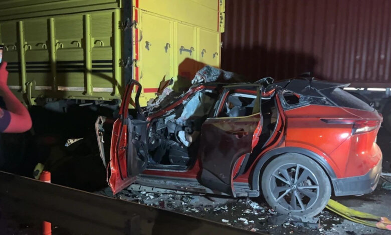 Cip, kamyona ok gibi saplandı: 1 ölü 1 cip kamyona ok gibi saplandi 1 olu ga7s1UcF