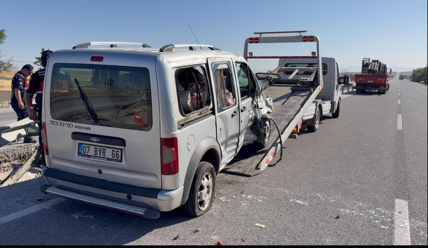emirdagda hafif ticari arac refuje devrildi 2 kisi yaralandi 0 JjJ2b6sj