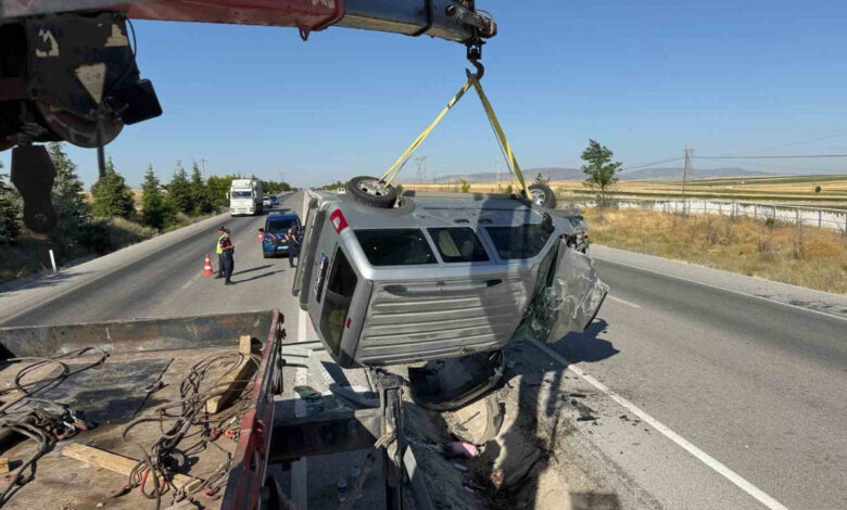 Emirdağ’da hafif ticari araç refüje devrildi, 2 kişi yaralandı 1 emirdagda hafif ticari arac refuje devrildi 2 kisi yaralandi fhfBcnjp
