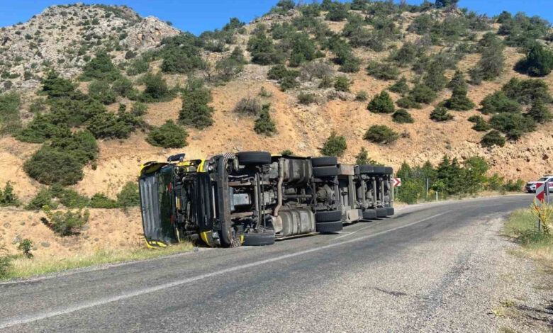 erzincan kemaliyede viraji alamayan tir devrildi q645dyrZ