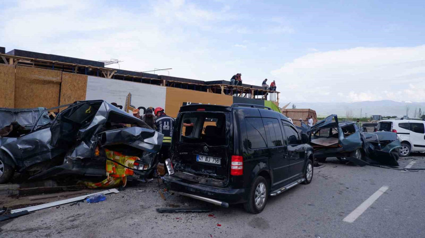 erzurumda beton mikseri dehseti kontrolden cikan arac 8 araci hurdaya cevirdi 0 DeV7MGOC
