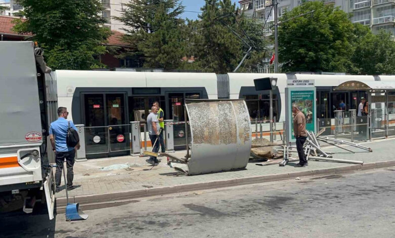 eskisehirde otobus tramvay duragina carpti 2 yarali seferler aksadi DgvbddkL