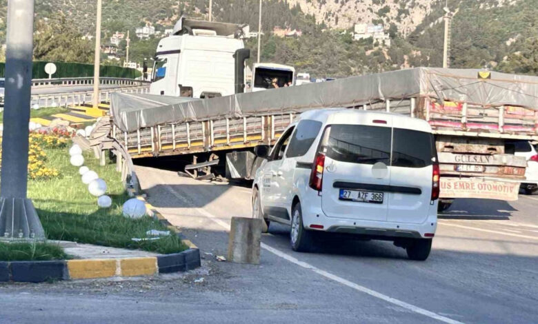 Hatay’da tırın dorsesi virajda çıktı: Şans eseri yaralanan olmadı 1 hatayda tirin dorsesi virajda cikti sans eseri yaralanan olmadi I9ut6mdC