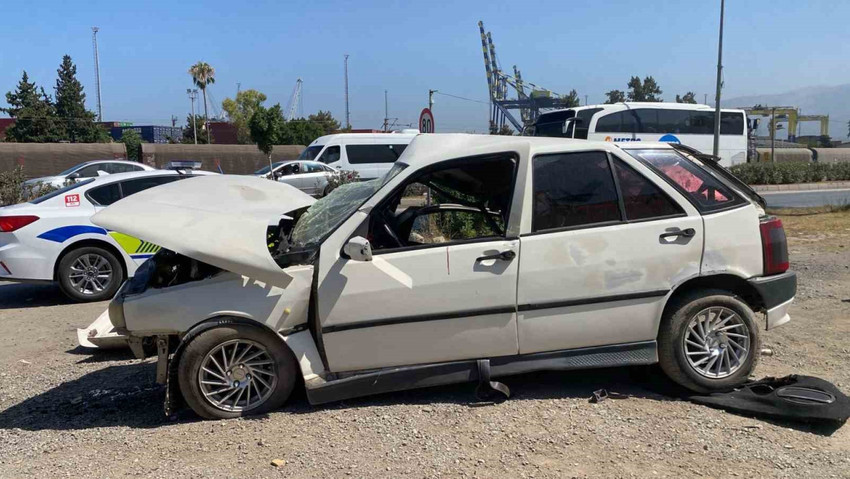 iskenderunda feci kaza araclar hurdaya dondu 0 c2VFKCvC