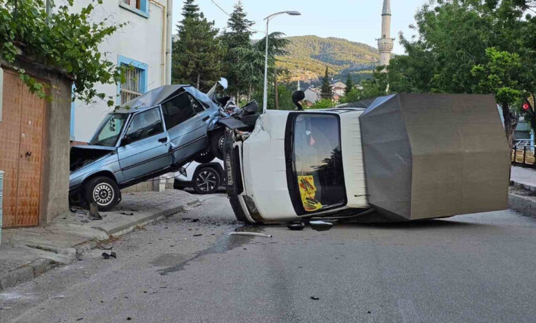 kamyonet park halindeki otomobile carpti devrildi ldJPFun7