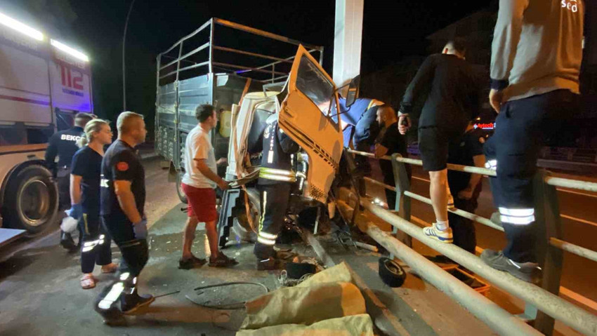 kamyonetin kupasi kagit gibi ezildi surucu yarali 0 PGUvcRkA