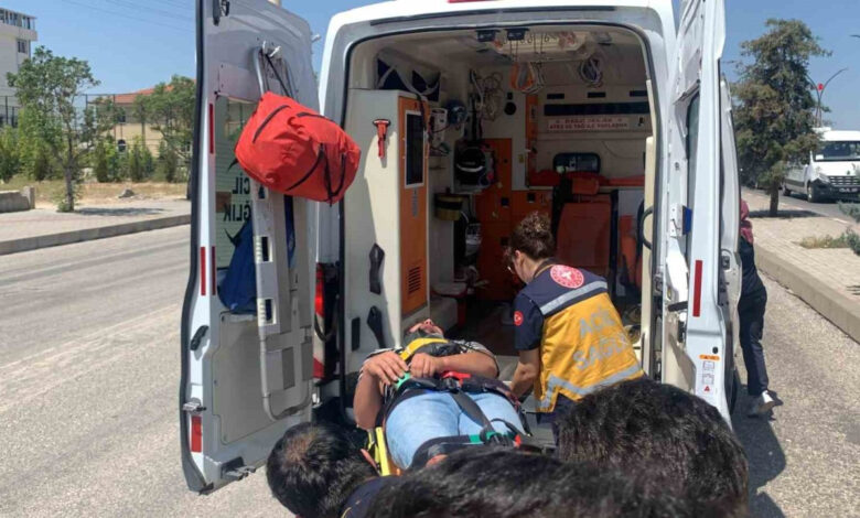 Karaman'da hafif ticari araç aydınlatma direğine çarptı 1 karamanda hafif ticari arac aydinlatma diregine carpti HQU48yKc