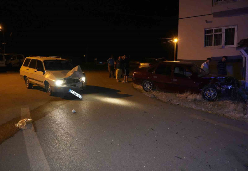 kirikkalede iki otomobil kafa kafaya carpisti 3 kisi yaralandi 0