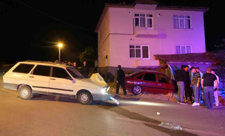 Kırıkkale’de iki otomobil kafa kafaya çarpıştı: 3 kişi yaralandı 1 kirikkalede iki otomobil kafa kafaya carpisti 3 kisi yaralandi Ug7ta5wE