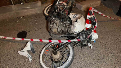 kirmizi isikta gecen motosiklet surucusu minibuse carpti hayatini kaybetti EVwApizn