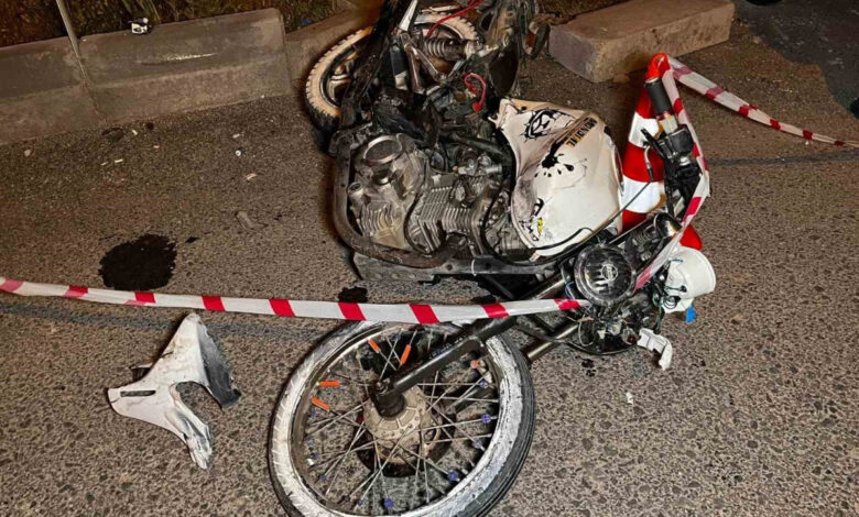 kirmizi isikta gecen motosiklet surucusu minibuse carpti hayatini kaybetti EVwApizn