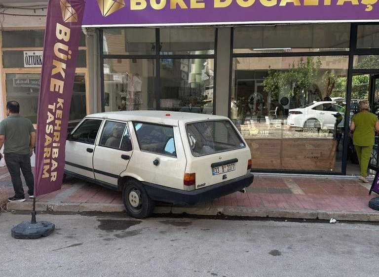 mersinde iki arac is yerlerine daldi kameralar kayittaydi 0 ScWHaXas