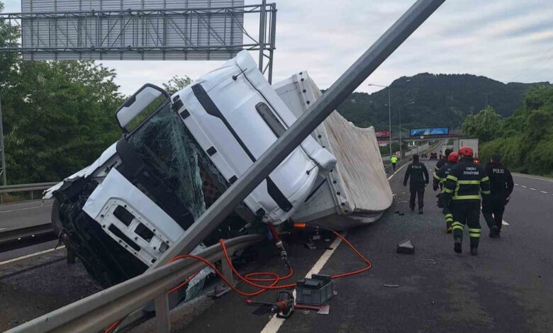 ordu unyede feci kaza cay yuklu tir devrildi surucu kenan katipin kolu koptu CdAPGkgj