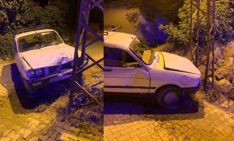 Otomobil elektrik direğine çarptı: 3 yaralı 1 otomobil elektrik diregine carpti 3 yarali OxiWGWtP