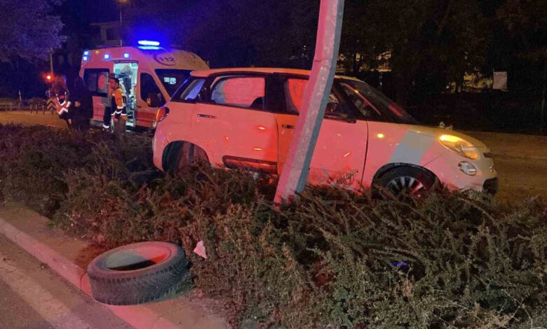 otomobille refuje dalan surucu arabayi ve yaralilari birakip kacti MJ9sznc8