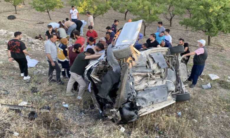 otomobiller carpisti hurdaya donen araclarda 2si agir 8 yarali gINz6qhI