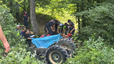 sakaryada yurek yakan kaza 2 cocuk annesi traktorun altinda can verdi MhHHK9E3