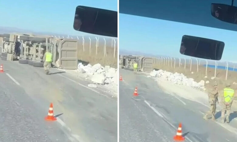Siirt’te hafriyat kamyonu devrildi: Şoför kazayı ucuz atlattı 1 siirtte hafriyat kamyonu devrildi sofor kazayi ucuz atlatti eWG2vrGl