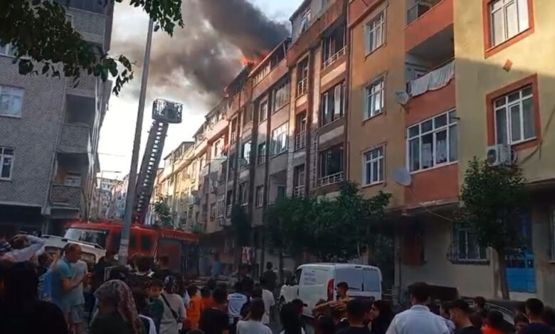 Sultangazi’de korku dolu anlar: 4 katlı binanın çatısında yangın! 1 sultangazide korku dolu anlar 4 katli binanin catisinda yangin fBb27SHO