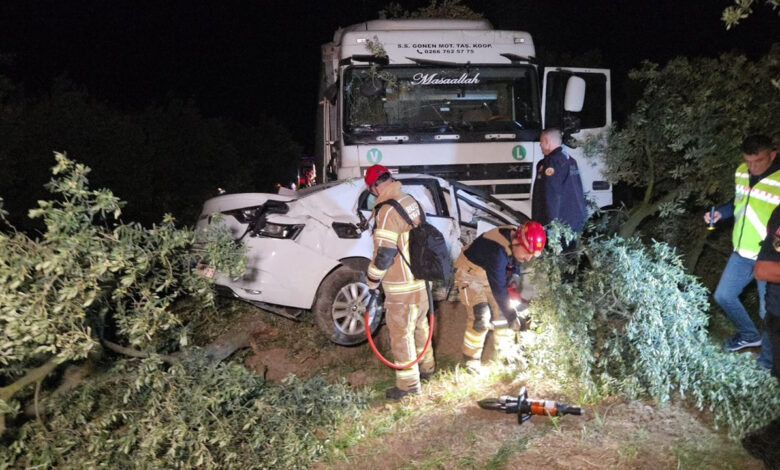 TIR otomobili metrelerce sürükledi, sürücü feci şekilde can verdi 1 tir otomobili metrelerce surukledi surucu feci sekilde can verdi ODP1jsdN