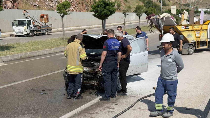 tokatta feci kaza arac elektrik diregine carpti 3 kisi yaralandi 0 EagaYXzs