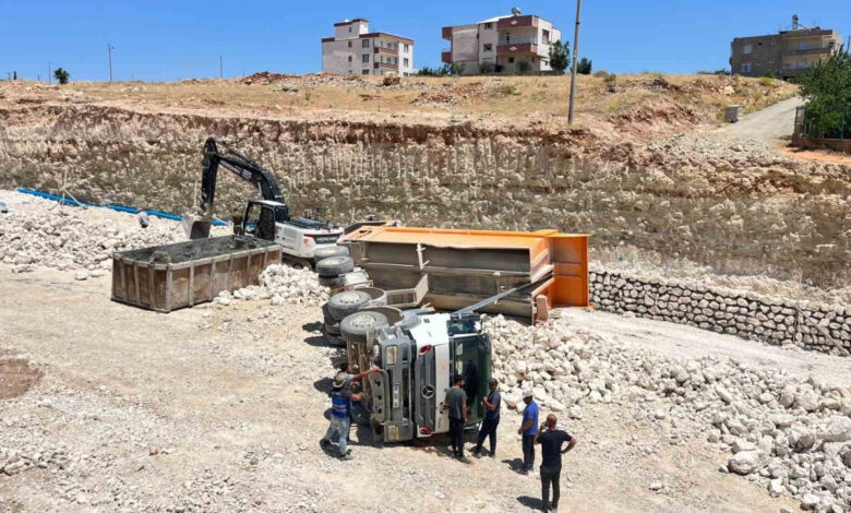Yük boşaltan kamyon devrildi 1 yuk bosaltan kamyon devrildi 8niGcBhf