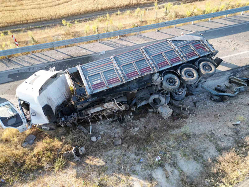 gubre yuklu tir bariyerlere carpti kabin 10 metre suruklendi 0 LE3WYMP4