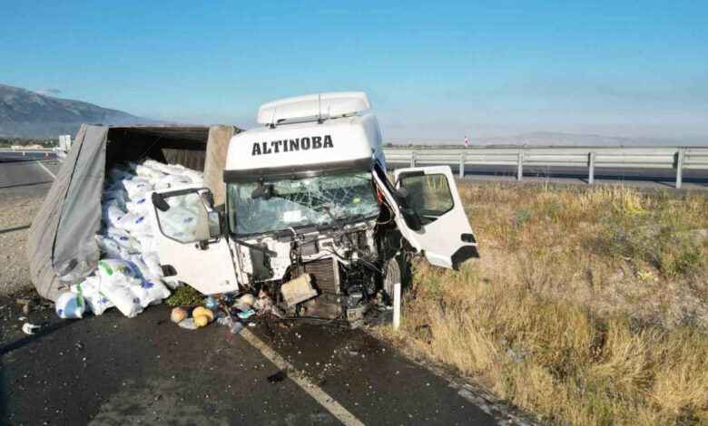 Gübre yüklü TIR bariyerlere çarptı, kabin 10 metre sürüklendi 1 gubre yuklu tir bariyerlere carpti kabin 10 metre suruklendi q9icchNs