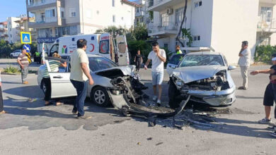hasan ali yucel caddesinde feci carpisma araclar hurdaya dondu 3 yarali cKM6BDpS